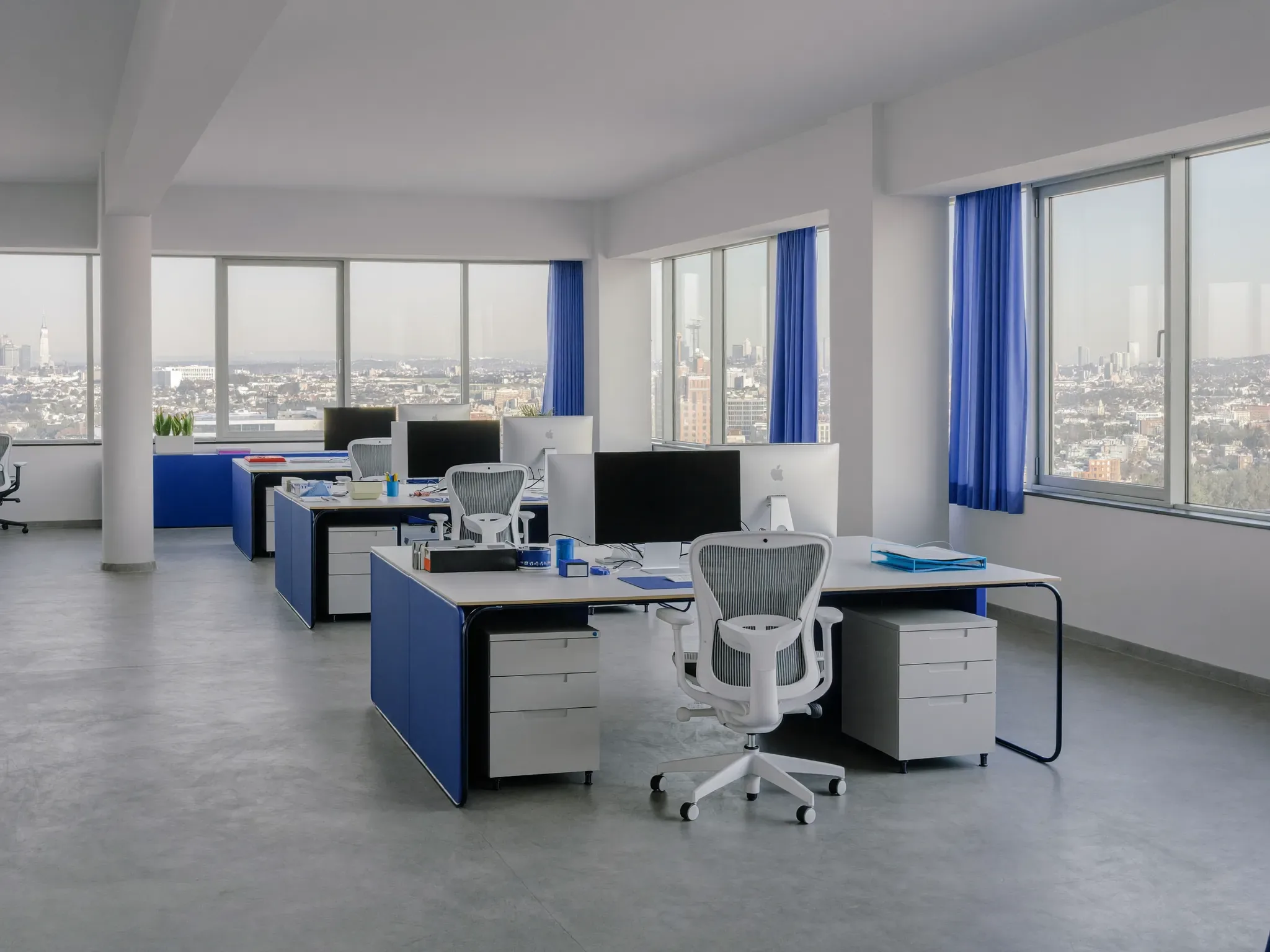 Modernes Büro mit Arbeitsplätzen und LED-Beleuchtung – Elektroinstallation für Gewerbe und Büro