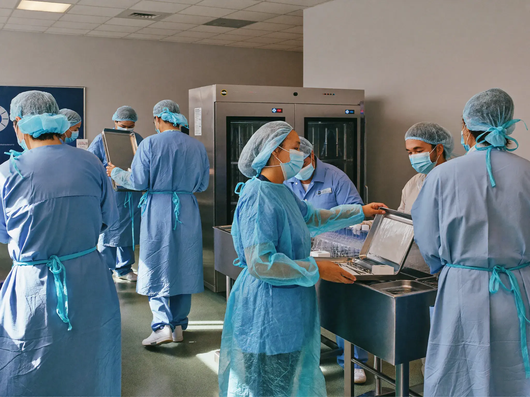 Zentrale Sterilgutversorgungsabteilung im Krankenhaus mit Sterilisatoren – Sterilisationstechnik von MTM Technik