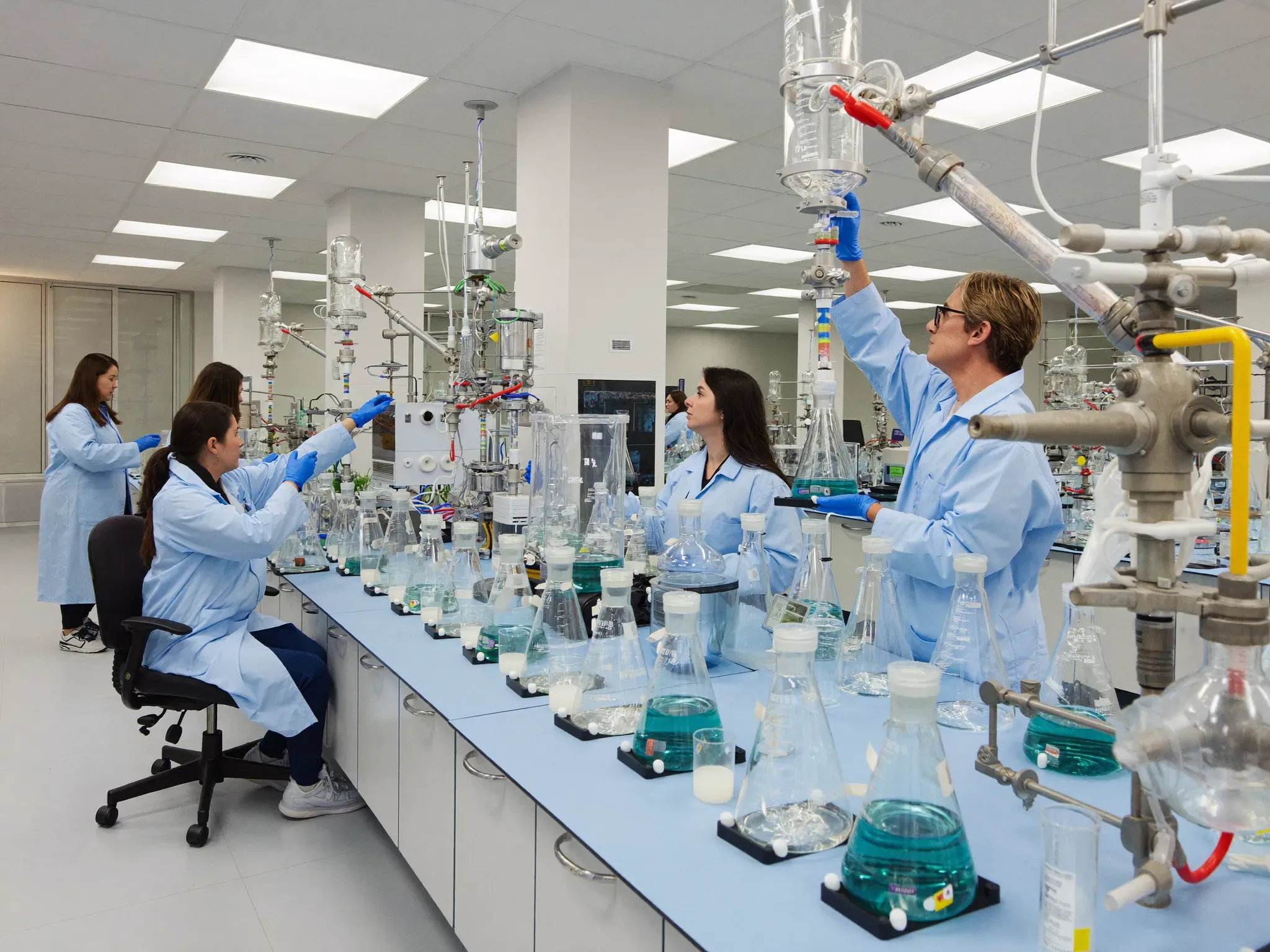 Bioreaktoren in einem Biotechnologie-Labor – Dekontamination und Sterilisation biotechnischer Anlagen